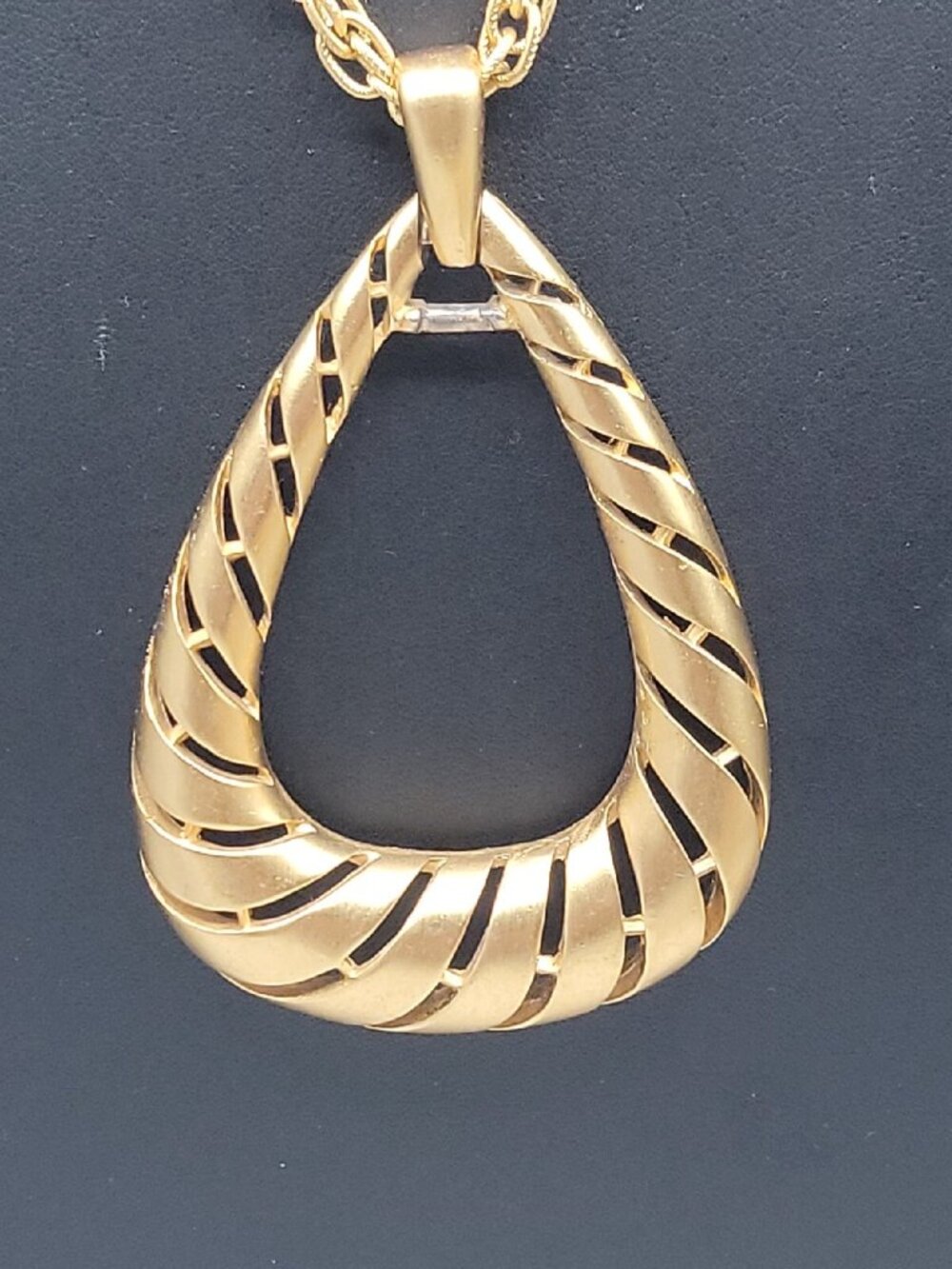 Vintage Crown Trifari Door Knocker Pendant Necklace 28"Gold Tone Large Teardrop - Picture 4 of 15